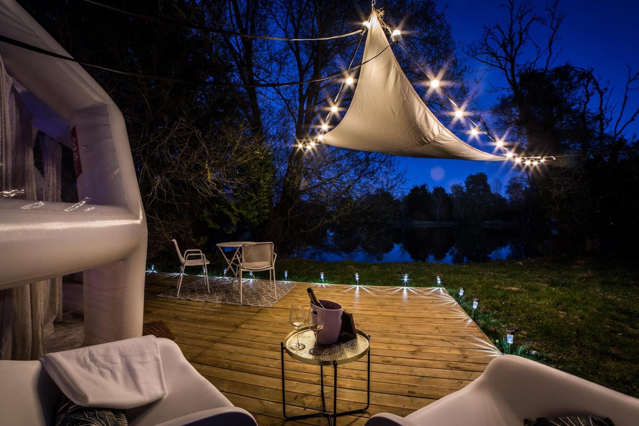 Nuit sous dôme transparent avec vue sur le ciel étoilé