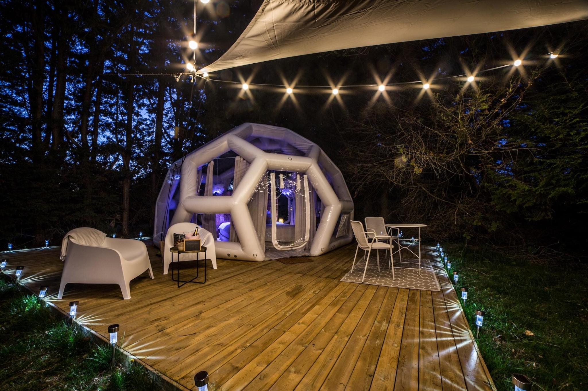 Vue extérieure du dôme transparent de nuit éclairé en douceur