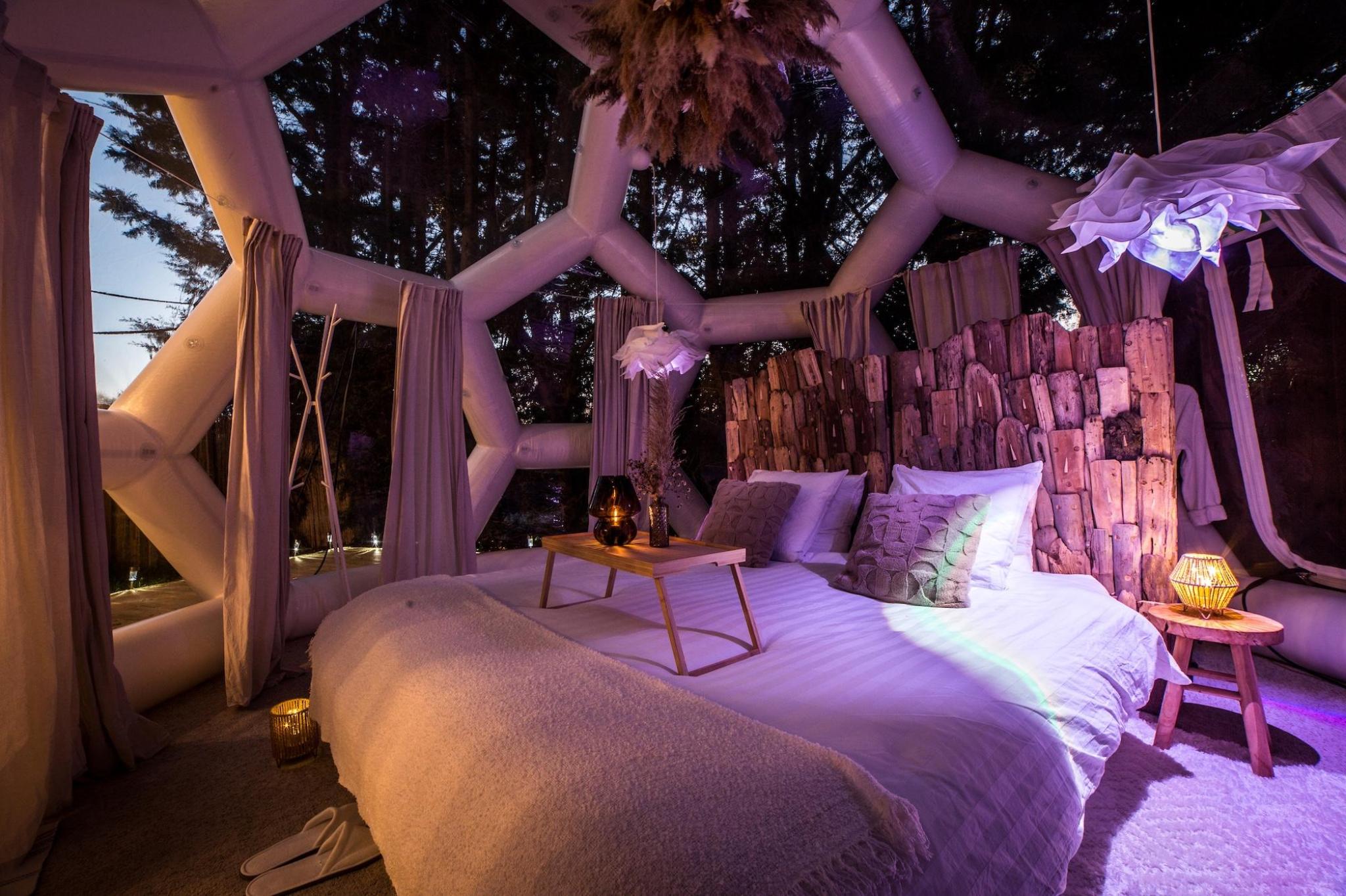 Intérieur du dôme aménagé pour une nuit insolite et cosy