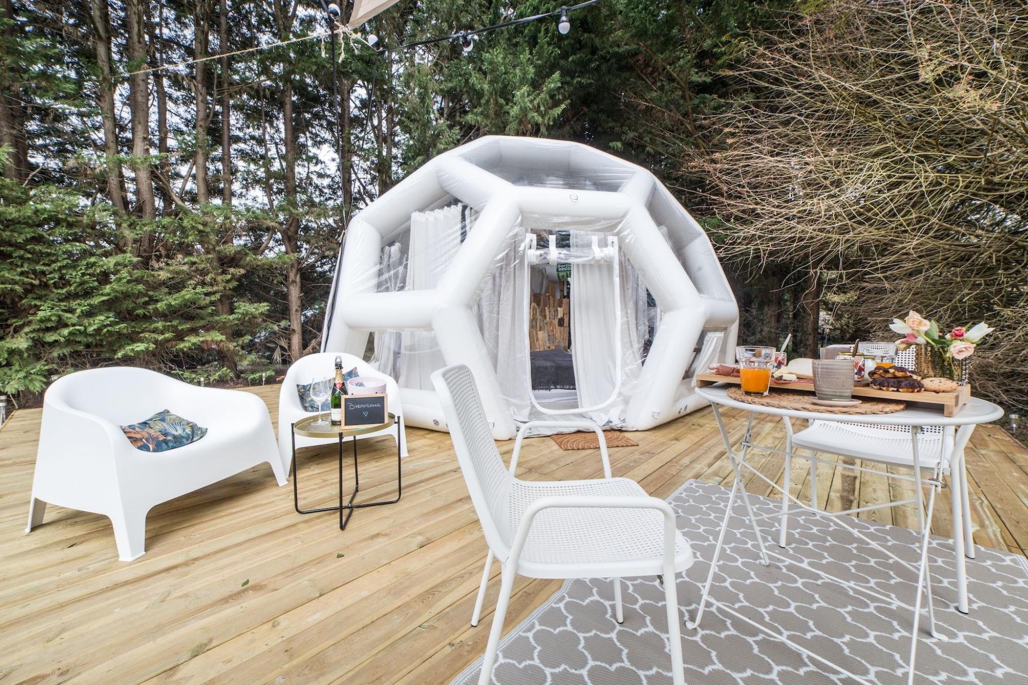 Expérience immersive sous un dôme gonflable